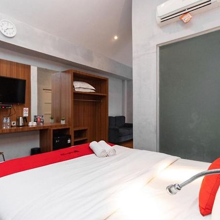 RedDoorz Premium near Centre Point Mall Medan Exterior foto
