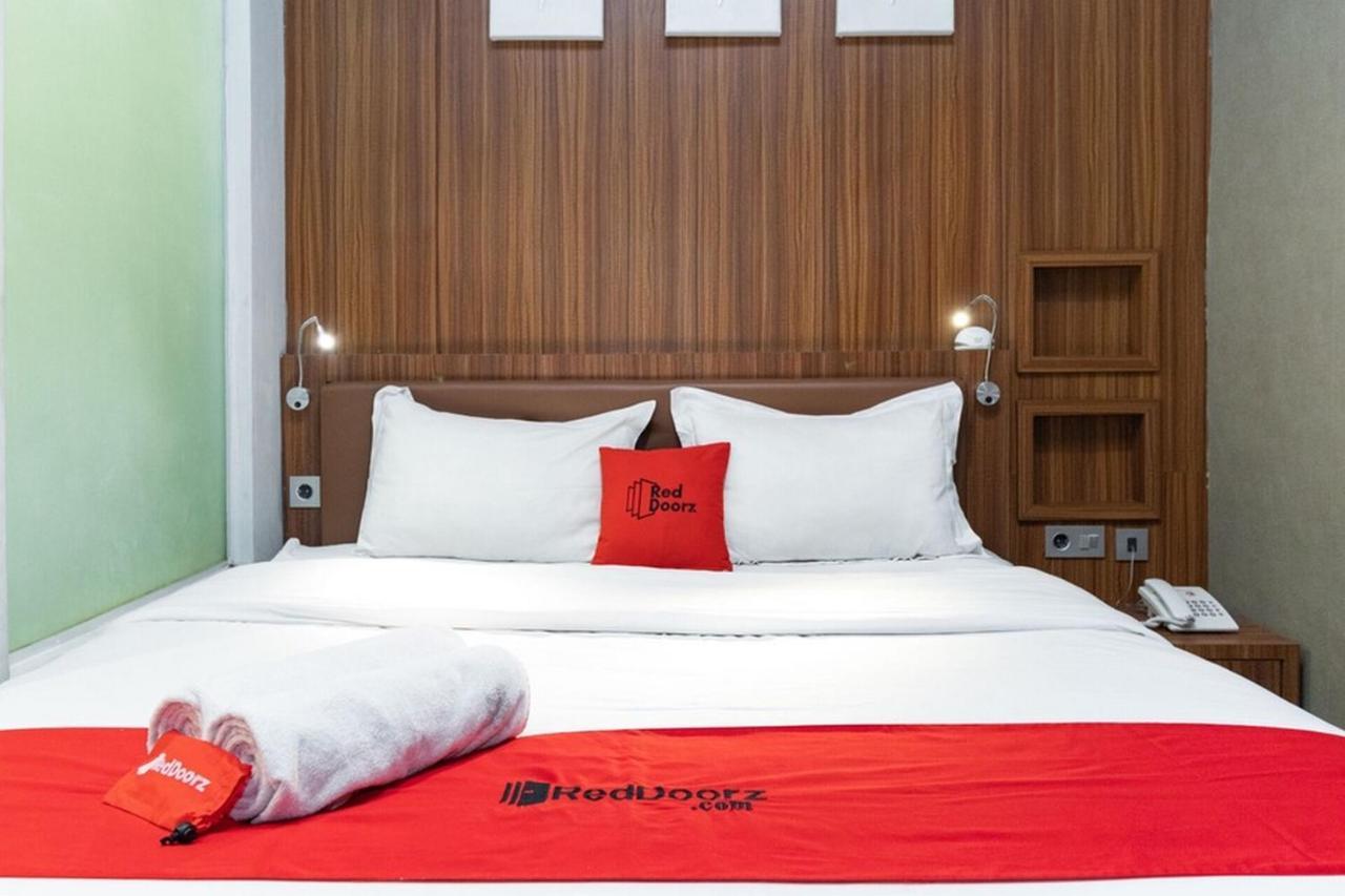 RedDoorz Premium near Centre Point Mall Medan Exterior foto