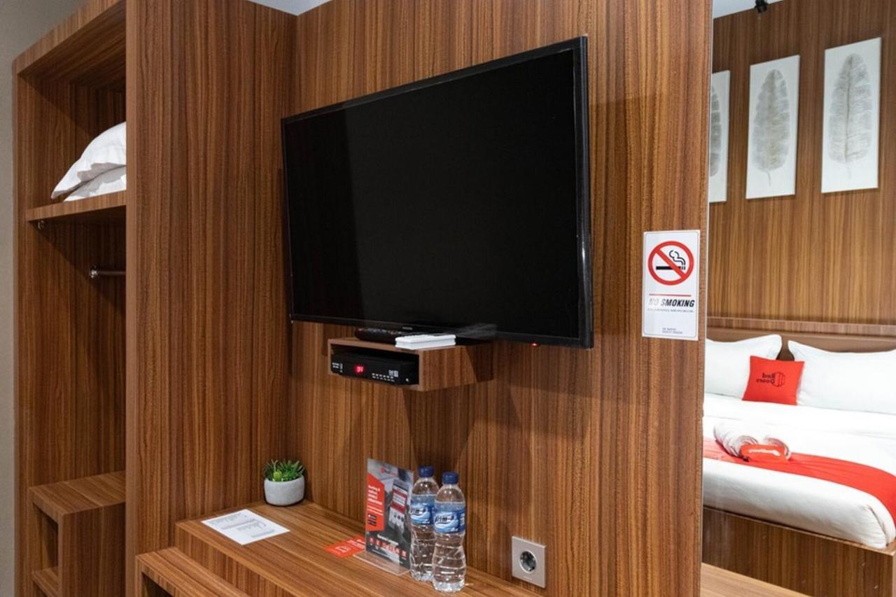 RedDoorz Premium near Centre Point Mall Medan Exterior foto