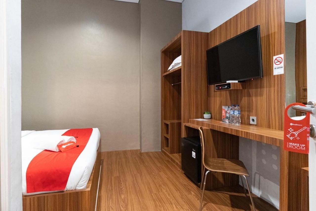 RedDoorz Premium near Centre Point Mall Medan Exterior foto