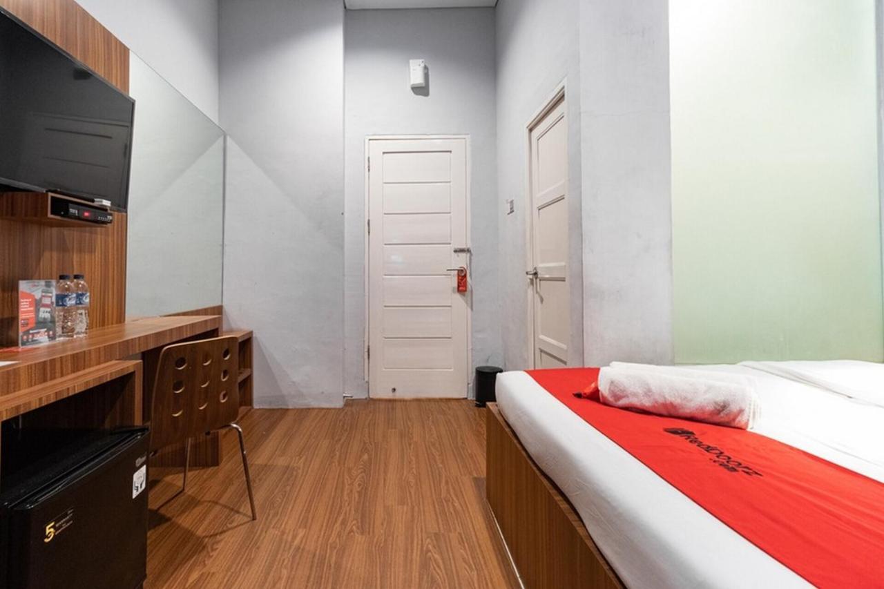 RedDoorz Premium near Centre Point Mall Medan Exterior foto
