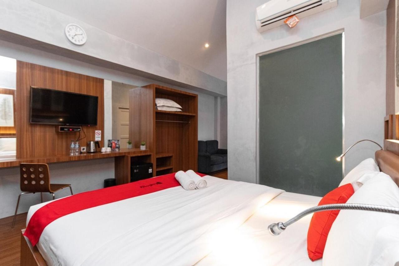 RedDoorz Premium near Centre Point Mall Medan Exterior foto