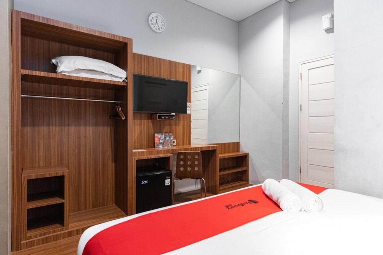RedDoorz Premium near Centre Point Mall Medan Exterior foto