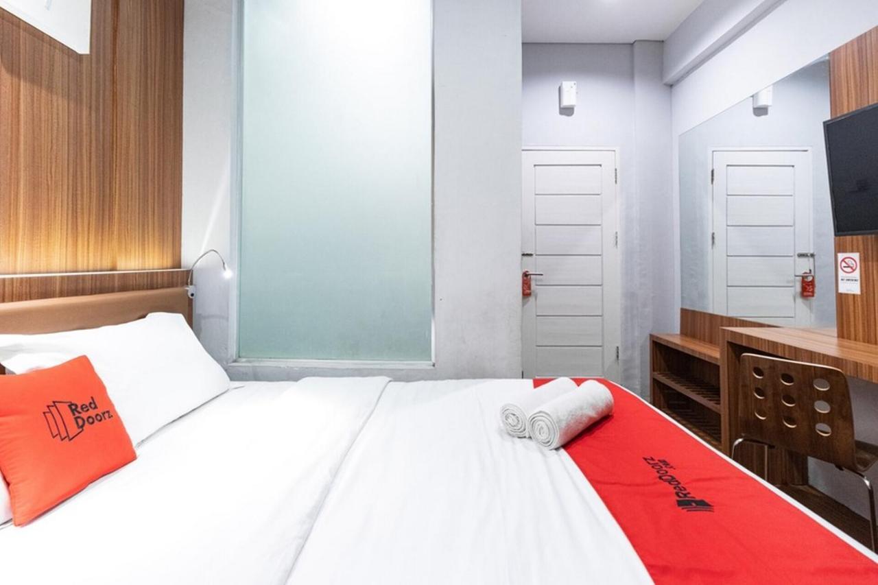 RedDoorz Premium near Centre Point Mall Medan Exterior foto
