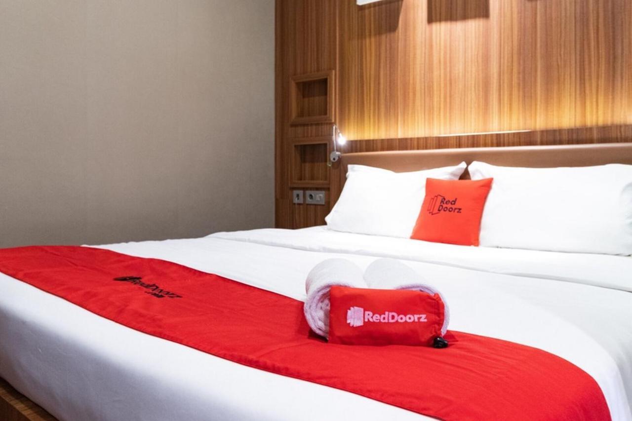 RedDoorz Premium near Centre Point Mall Medan Exterior foto