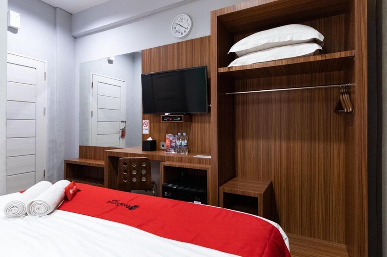 RedDoorz Premium near Centre Point Mall Medan Exterior foto